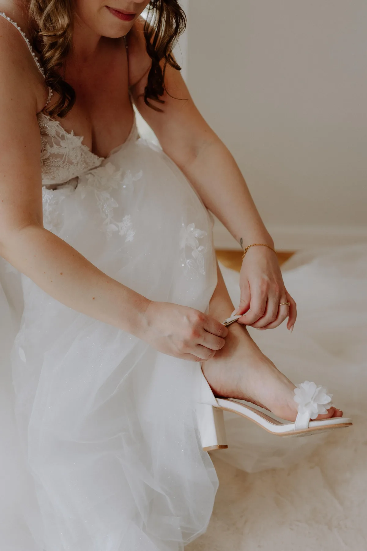 Braut zieht ihren Brautschuh an