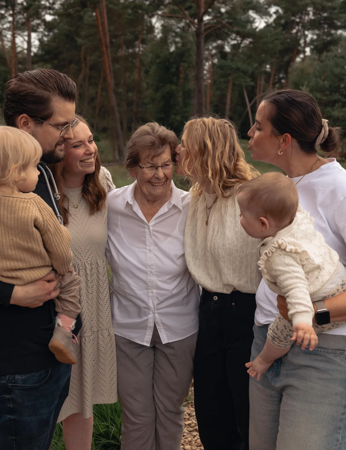 Mehrere Generationen einer Familie zwischen Bäumen