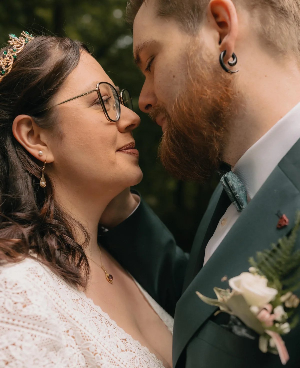 Brautpaar in Hochzeitskleidung, Stirn an Stirn