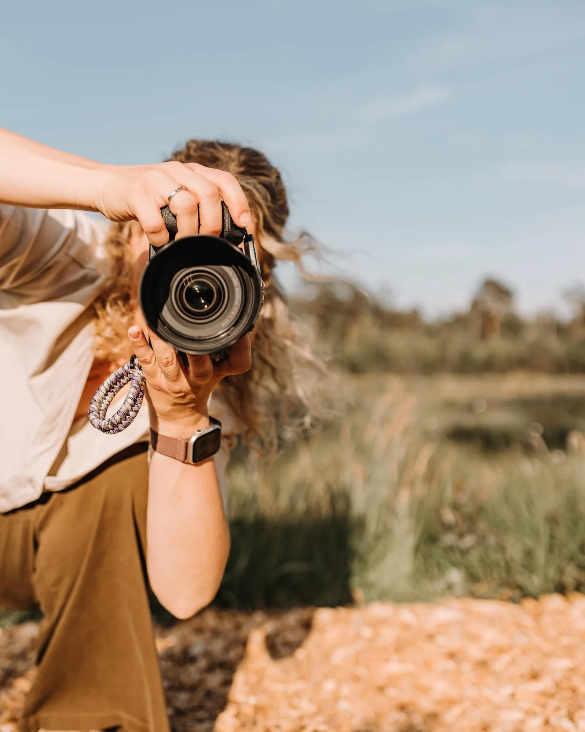Marcia bei einem Shooting, die Kamera am Auge