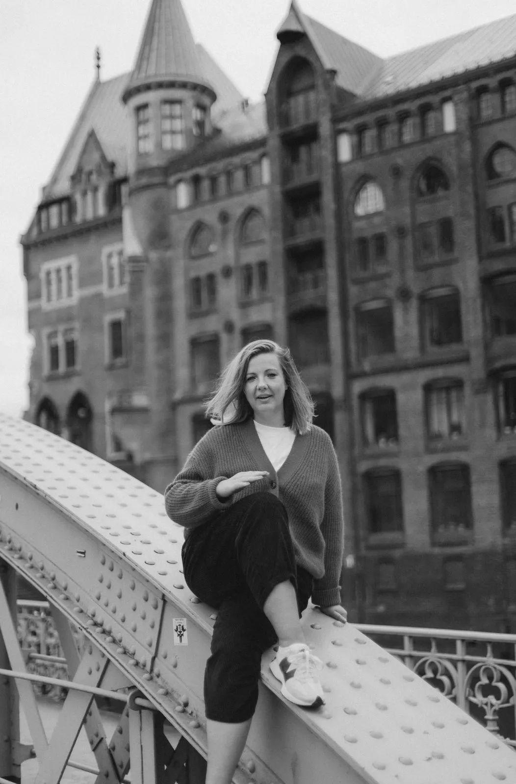 Frau lacht auf einer Brücke in der Hamburger Speicherstadt